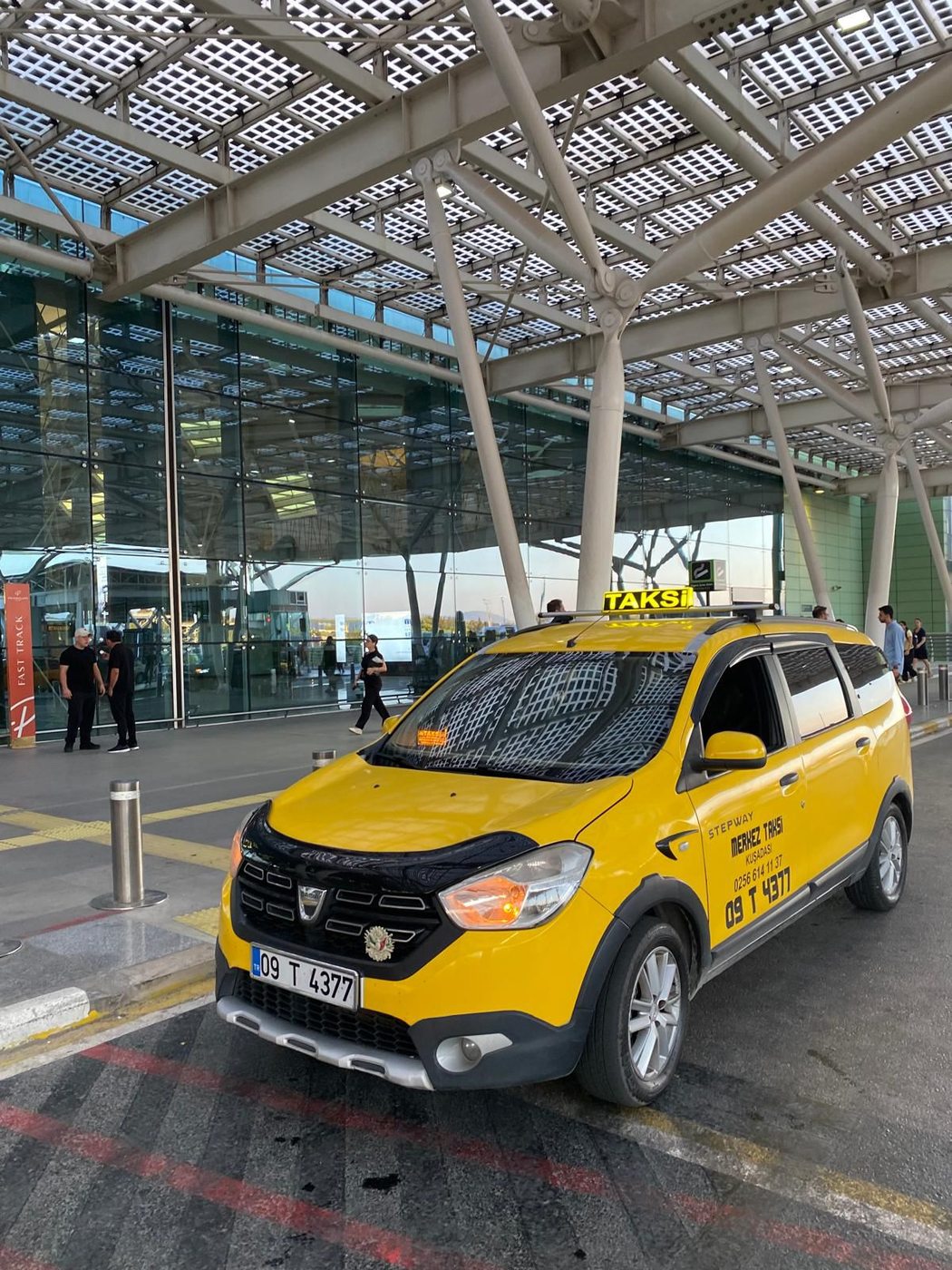 Dacia Lodgy Stepway — 6 passenger taxi at Izmir Airport